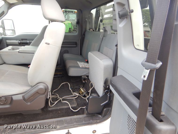 image for item ED9346 2011 Ford F350 SuperCab bale bed pickup truck