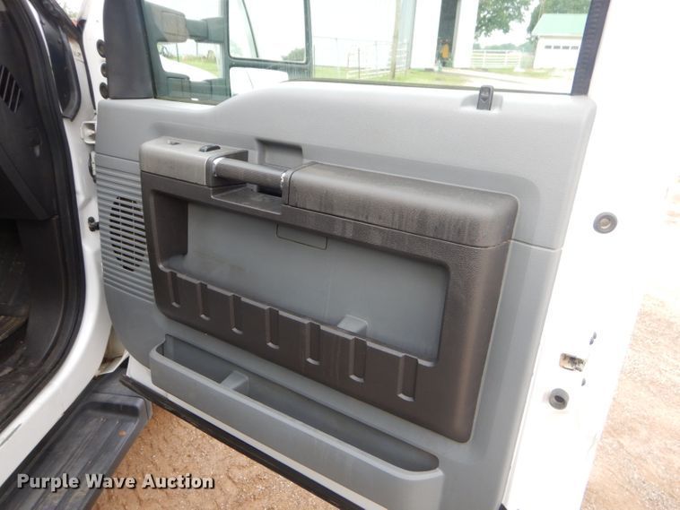 image for item ED9346 2011 Ford F350 SuperCab bale bed pickup truck