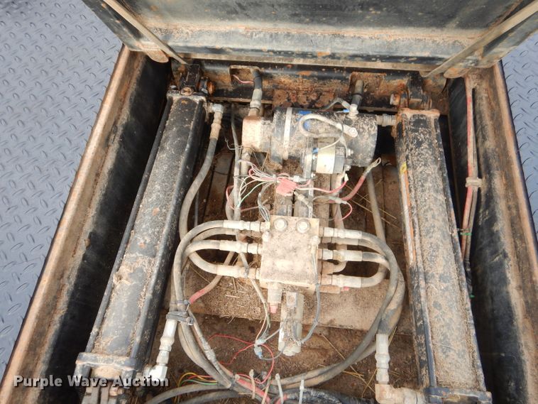 image for item ED9346 2011 Ford F350 SuperCab bale bed pickup truck