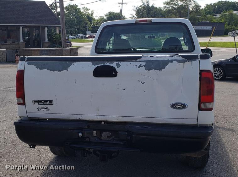 image for item EU9837 2003 Ford F250 Super Duty SuperCab pickup truck