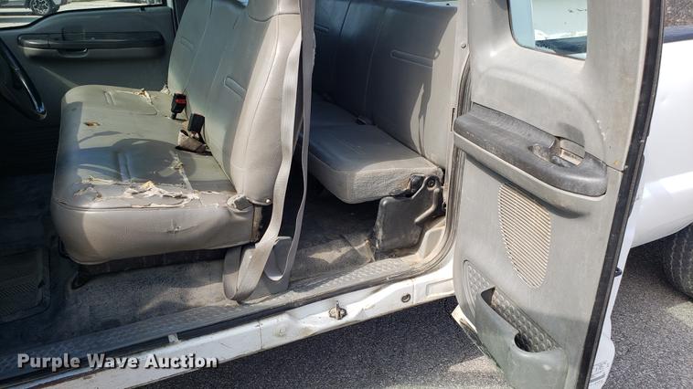 image for item EU9837 2003 Ford F250 Super Duty SuperCab pickup truck