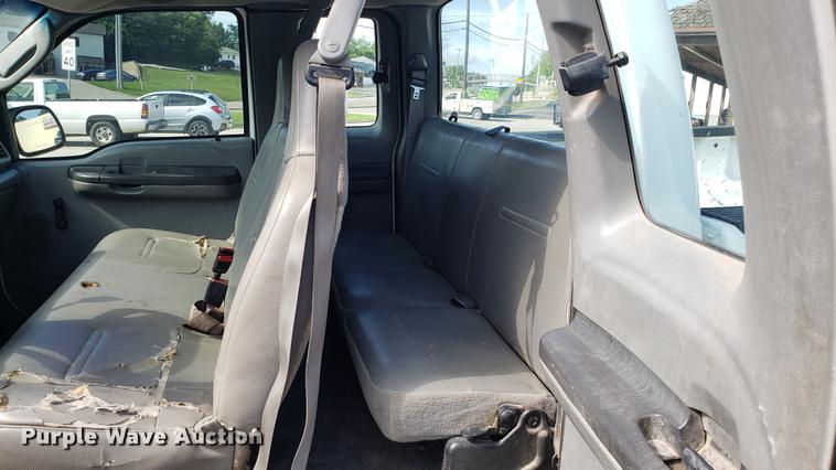 image for item EU9837 2003 Ford F250 Super Duty SuperCab pickup truck