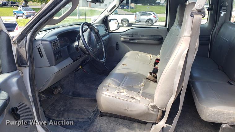 image for item EU9837 2003 Ford F250 Super Duty SuperCab pickup truck