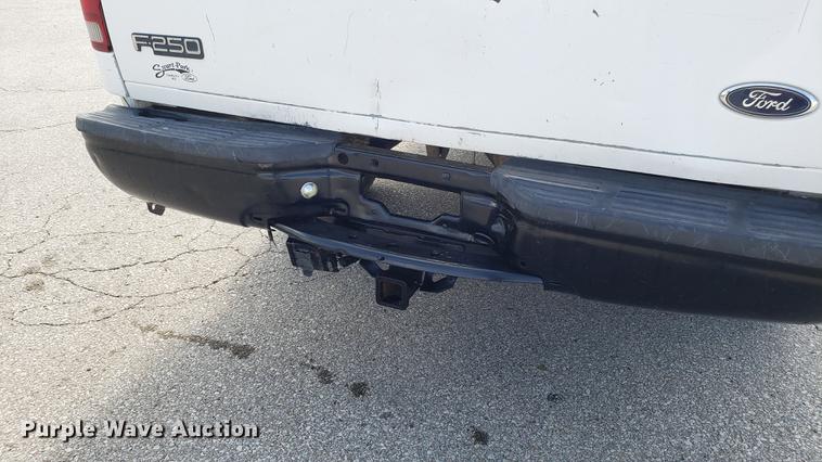 image for item EU9837 2003 Ford F250 Super Duty SuperCab pickup truck