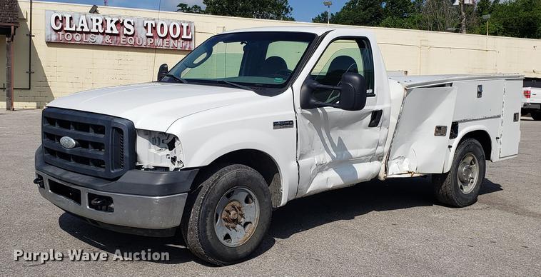 image for item EU9838 2006 Ford F250 Super Duty utility bed pickup truck