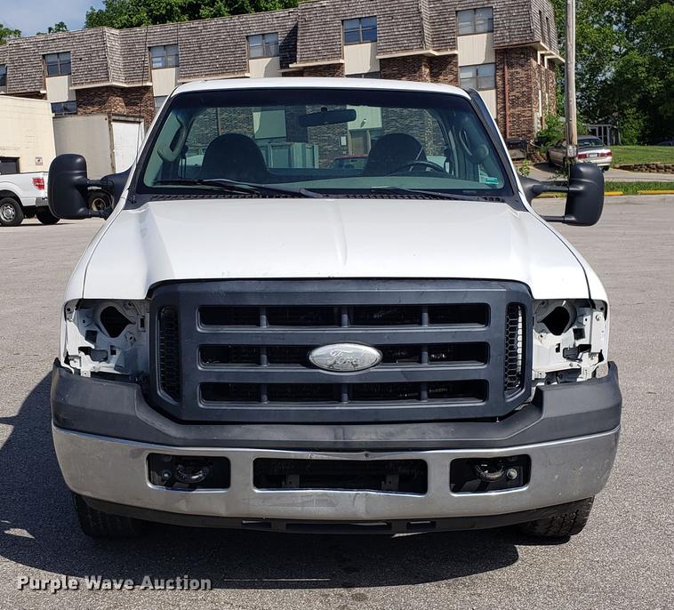 image for item EU9838 2006 Ford F250 Super Duty utility bed pickup truck