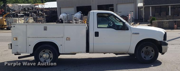 image for item EU9838 2006 Ford F250 Super Duty utility bed pickup truck