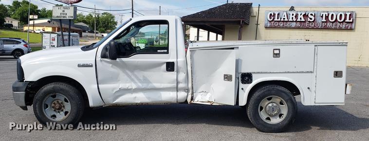 image for item EU9838 2006 Ford F250 Super Duty utility bed pickup truck
