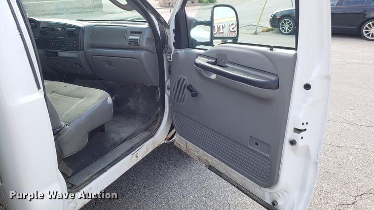 image for item EU9838 2006 Ford F250 Super Duty utility bed pickup truck