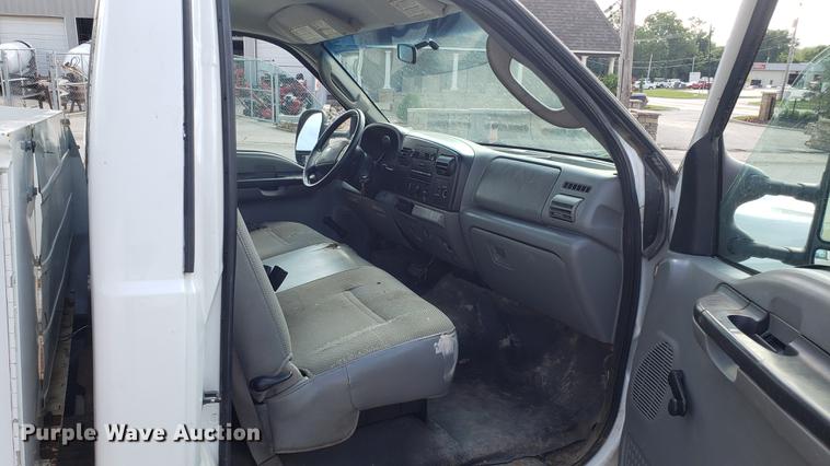 image for item EU9838 2006 Ford F250 Super Duty utility bed pickup truck