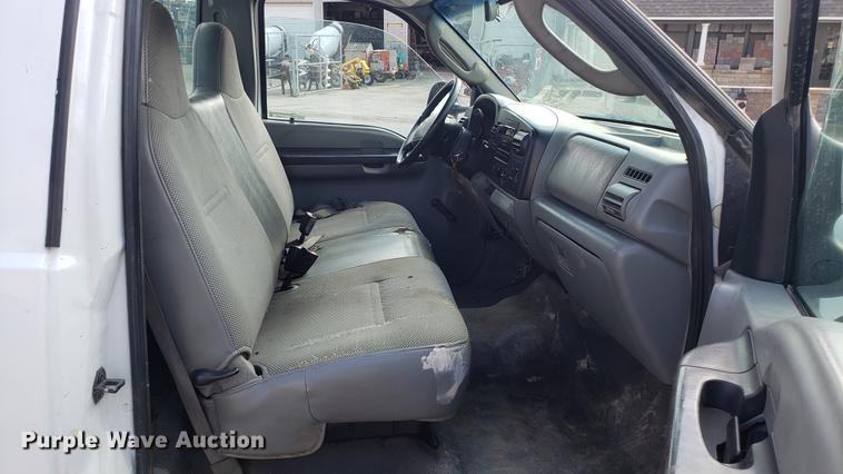 image for item EU9838 2006 Ford F250 Super Duty utility bed pickup truck