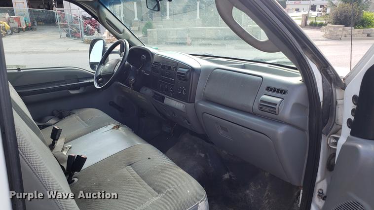 image for item EU9838 2006 Ford F250 Super Duty utility bed pickup truck