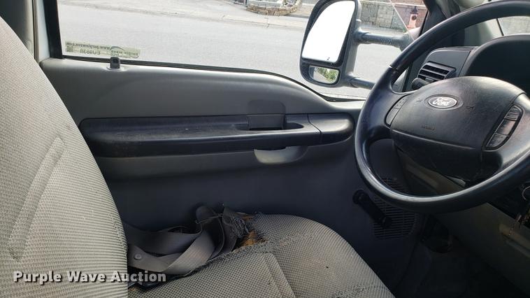 image for item EU9838 2006 Ford F250 Super Duty utility bed pickup truck