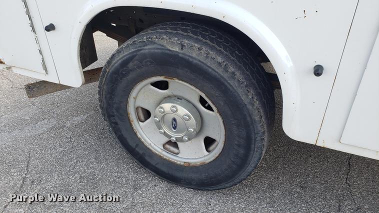 image for item EU9838 2006 Ford F250 Super Duty utility bed pickup truck