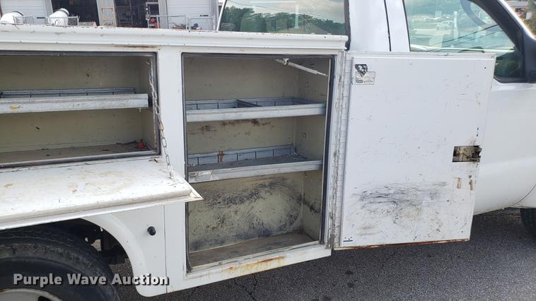 image for item EU9838 2006 Ford F250 Super Duty utility bed pickup truck