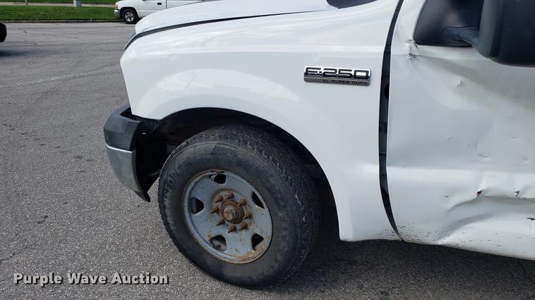 image for item EU9838 2006 Ford F250 Super Duty utility bed pickup truck