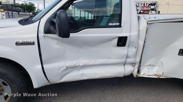 image for item EU9838 2006 Ford F250 Super Duty utility bed pickup truck