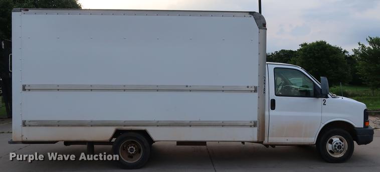 image for item FE9617 2005 GMC Savana G3500 box truck