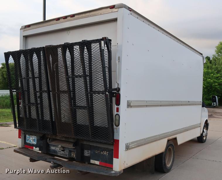 image for item FE9617 2005 GMC Savana G3500 box truck