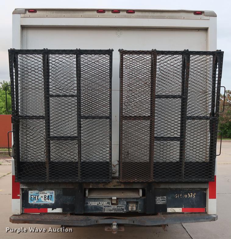 image for item FE9617 2005 GMC Savana G3500 box truck