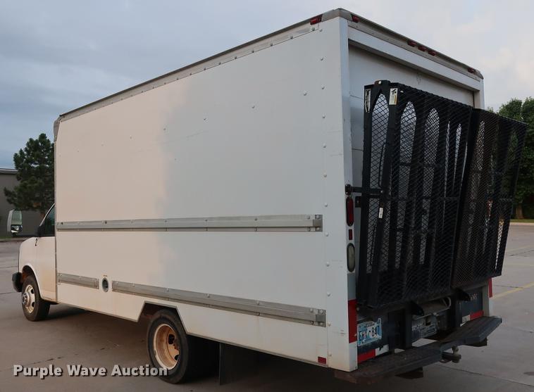 image for item FE9617 2005 GMC Savana G3500 box truck