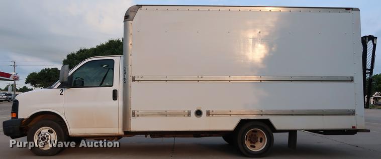 image for item FE9617 2005 GMC Savana G3500 box truck
