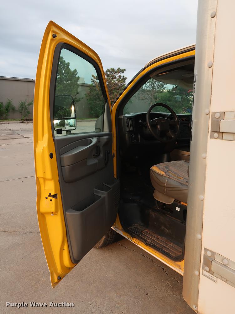 image for item FE9617 2005 GMC Savana G3500 box truck