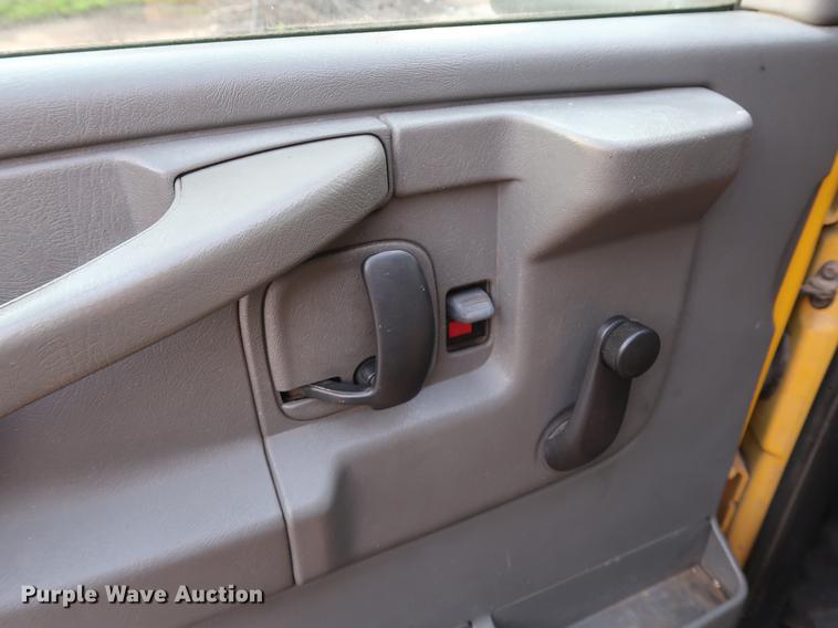 image for item FE9617 2005 GMC Savana G3500 box truck