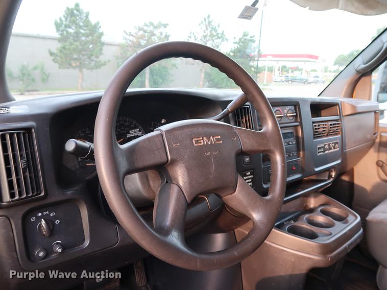 image for item FE9617 2005 GMC Savana G3500 box truck