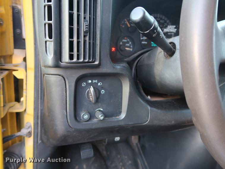 image for item FE9617 2005 GMC Savana G3500 box truck