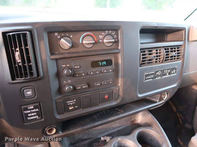 image for item FE9617 2005 GMC Savana G3500 box truck