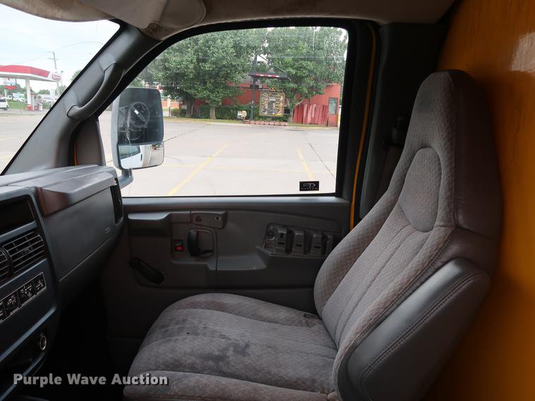 image for item FE9617 2005 GMC Savana G3500 box truck