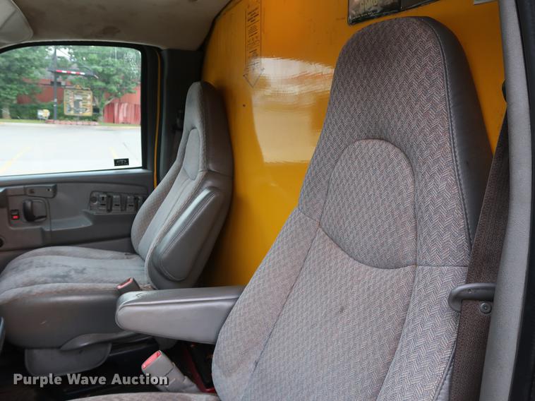 image for item FE9617 2005 GMC Savana G3500 box truck
