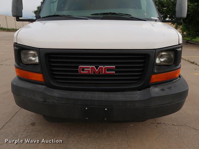 image for item FE9617 2005 GMC Savana G3500 box truck