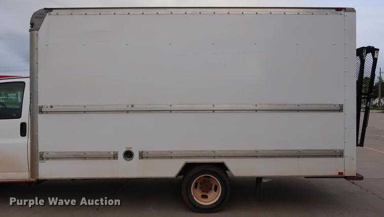 image for item FE9617 2005 GMC Savana G3500 box truck