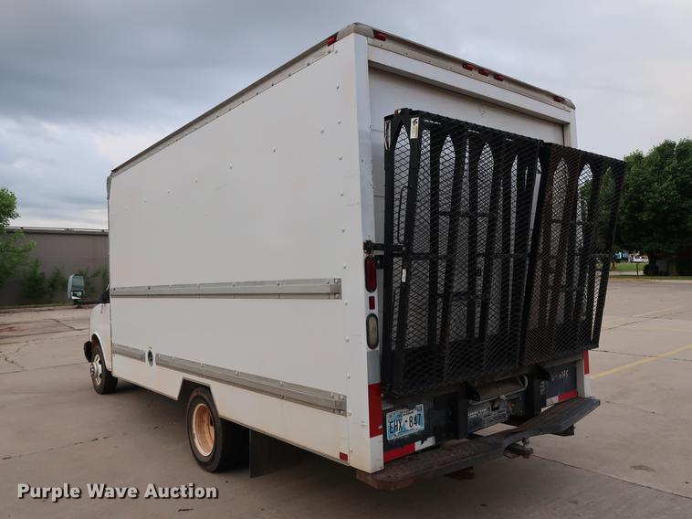 image for item FE9617 2005 GMC Savana G3500 box truck