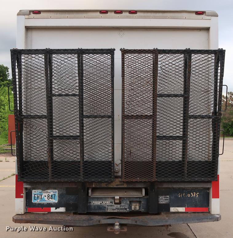 image for item FE9617 2005 GMC Savana G3500 box truck