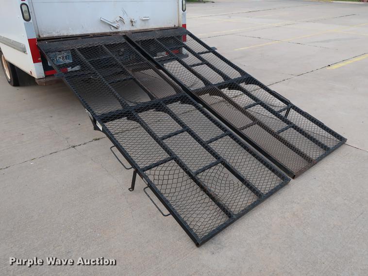 image for item FE9617 2005 GMC Savana G3500 box truck