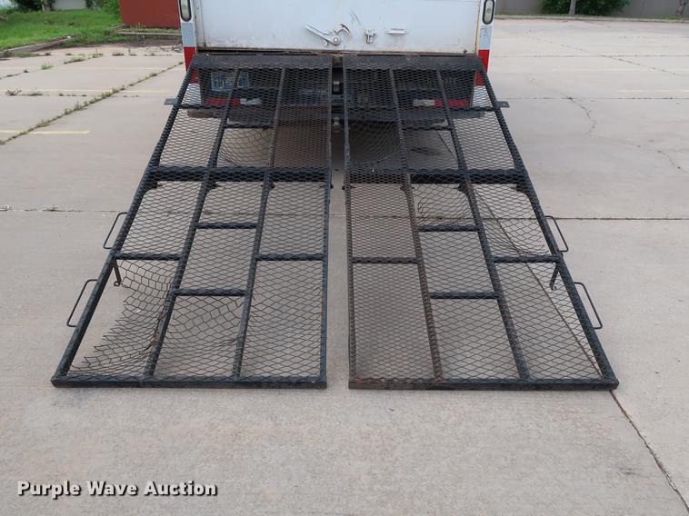 image for item FE9617 2005 GMC Savana G3500 box truck