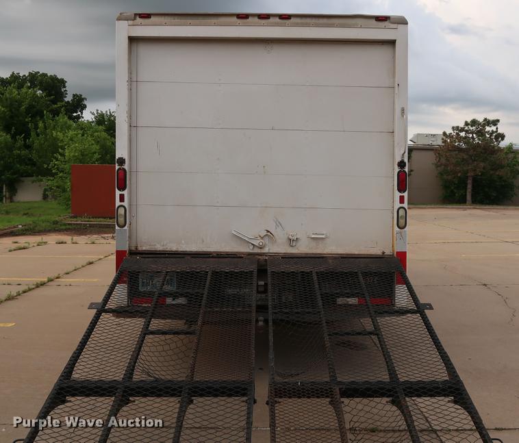 image for item FE9617 2005 GMC Savana G3500 box truck