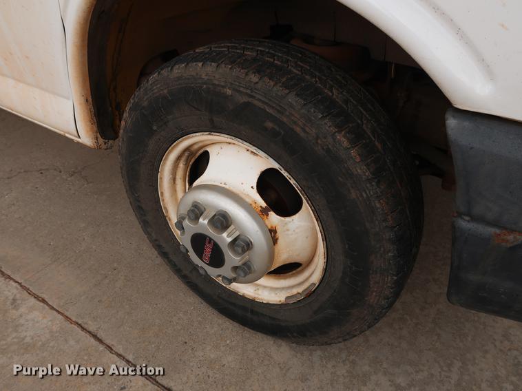 image for item FE9617 2005 GMC Savana G3500 box truck