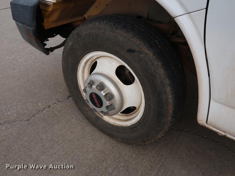 image for item FE9617 2005 GMC Savana G3500 box truck