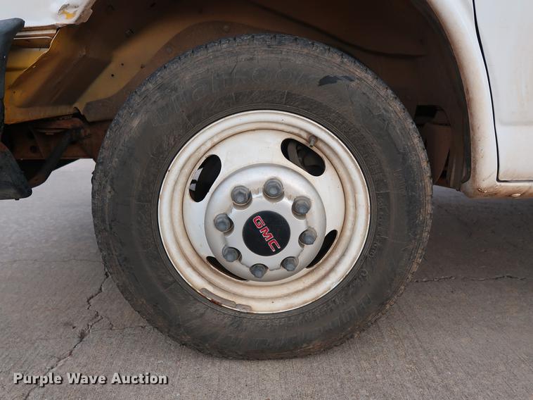 image for item FE9617 2005 GMC Savana G3500 box truck