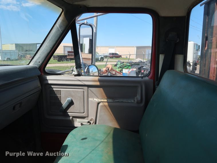 image for item FE9687 1995 Ford F700 dump flatbed truck