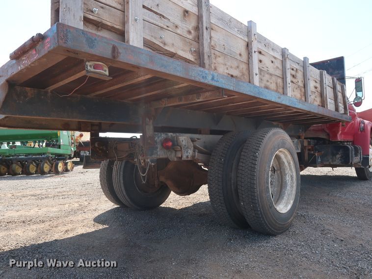 image for item FE9687 1995 Ford F700 dump flatbed truck