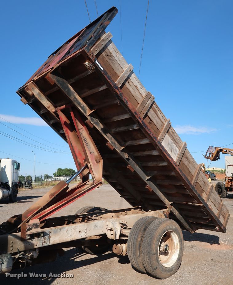 image for item FE9687 1995 Ford F700 dump flatbed truck