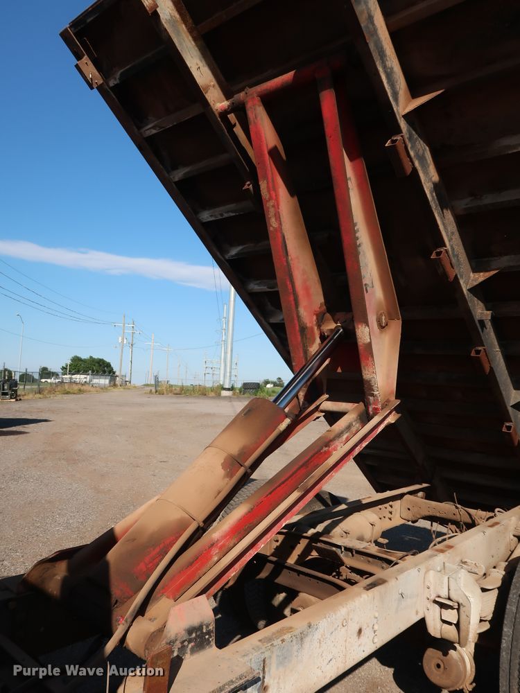 image for item FE9687 1995 Ford F700 dump flatbed truck