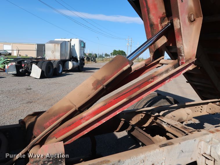 image for item FE9687 1995 Ford F700 dump flatbed truck