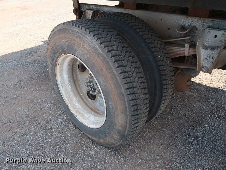 image for item FE9687 1995 Ford F700 dump flatbed truck