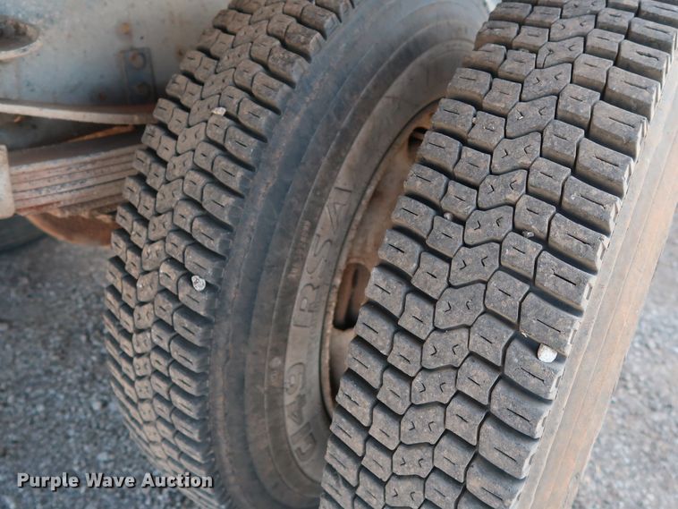 image for item FE9687 1995 Ford F700 dump flatbed truck